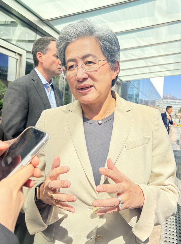 삼성·네이버에 靑까지…韓 점찍은 AMD 리사수 '광폭 행보'