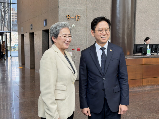 배경훈 부총리-리사수 CEO 깜짝 조우 "엘리베이터에서 우연히 만나"