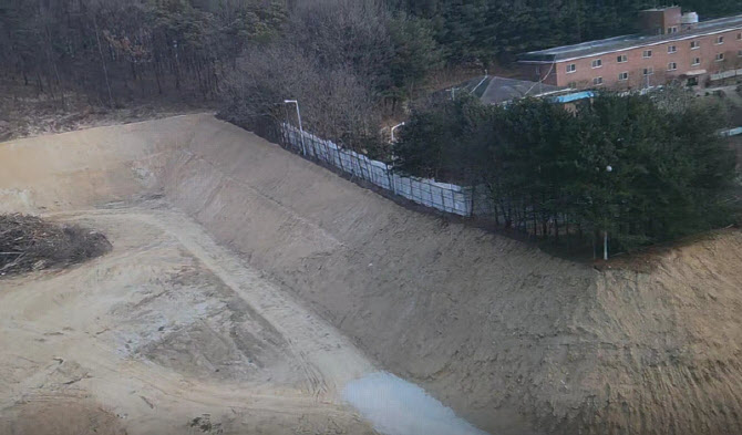 하이트진로, 공장 옆 ‘쓰레기 산’ 날벼락…청주시 일방 행정 반발