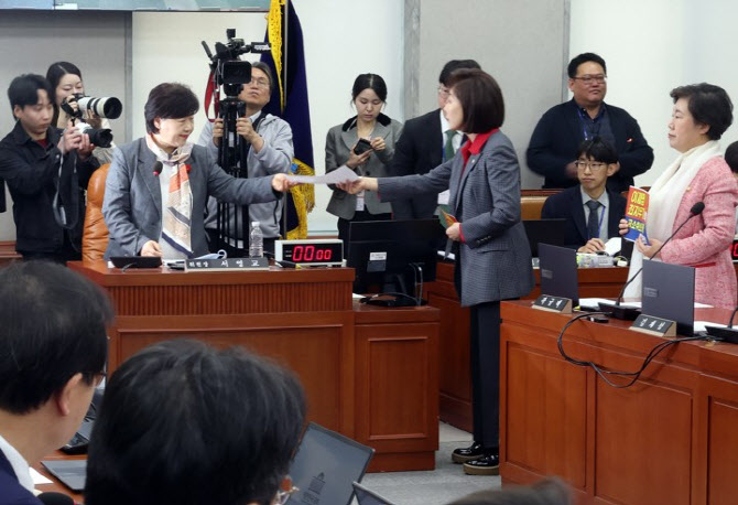 조작기소 국조특위,  野 불참 속 국조 계획서 의결…野 "공소취소 거래설 조사해야"