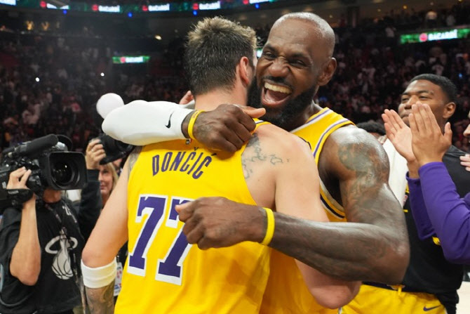 '킹' 르브론 제임스, NBA 역대 최다 출전 타이 기록
