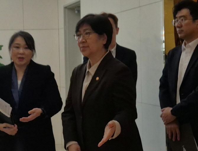 또 생활고 비극…정은경 "기초수급, 공무원이 직권 신청 추진"