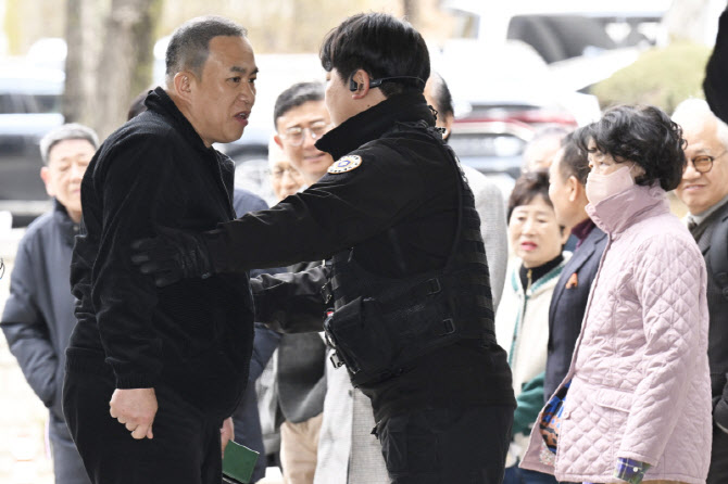 [포토]증인으로 출석하는 명태균