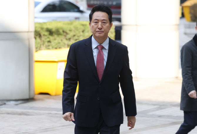 [포토]정치자금법 위반 혐의 3차 공판 출석한 오세훈
