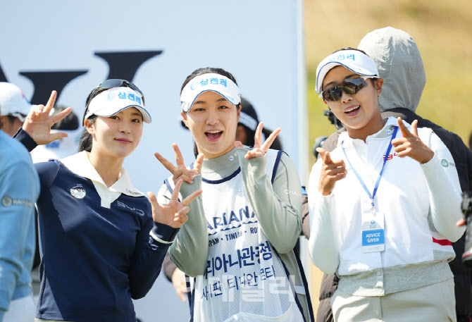 [포토]전예성-최가빈-김민주,선두 팀의 밝은 브이