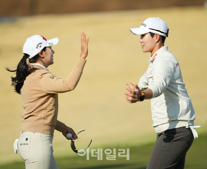 [포토]이지현-성은정,버디 성공 기분 좋은 마무리
