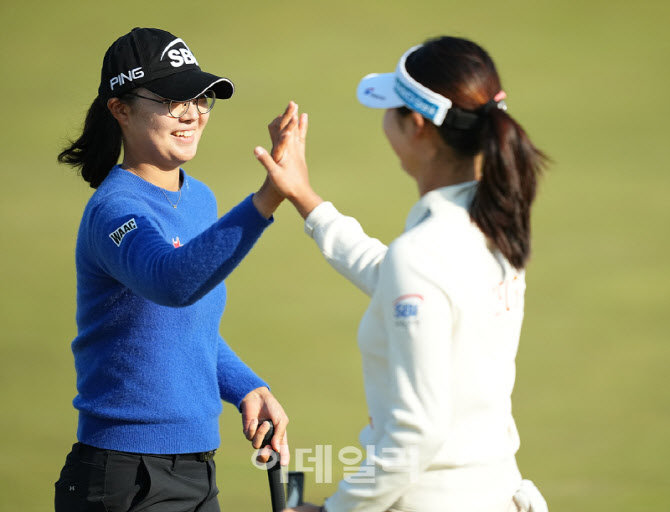 [포토]김가희-조혜지,기분 좋은 하이파이브로 마무리