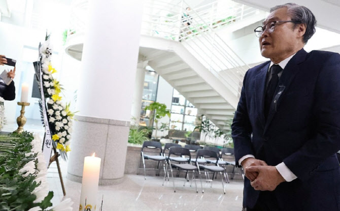 "정말 죄송합니다"…분향소 찾은 '대전 화재 참사' 대표, 눈물로 사죄