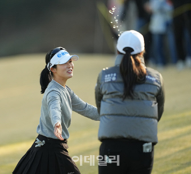 [포토]전예성,우승 축하 물세례