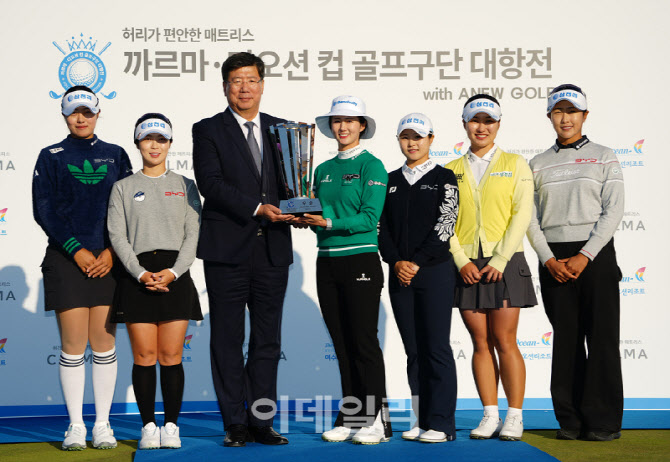 [포토]삼천리팀이 우승 수상을 받고 있다