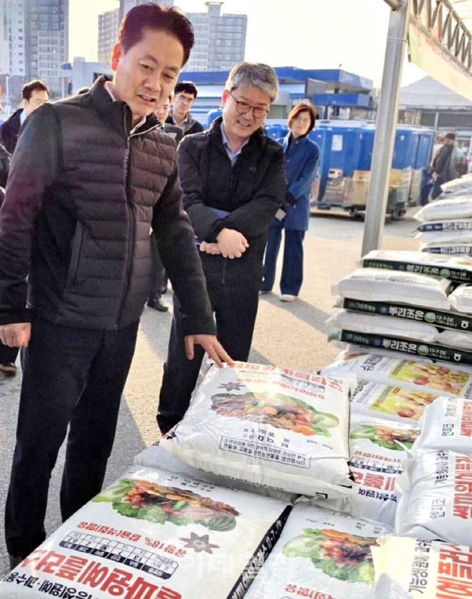 [포토] 김주양 농업경제대표, 농자재 수급현황 점검