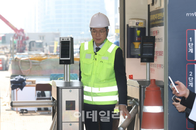 [포토]정원오 서울시장 예비후보, 공사현장 방문