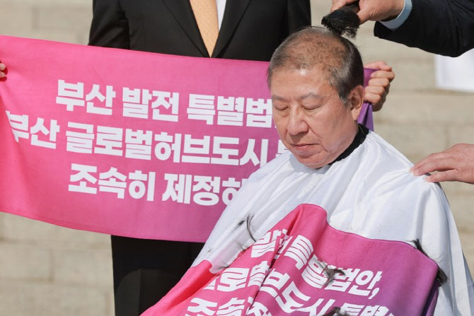 국회서 삭발한 박형준 시장 "민주, 부산 특별법만 발목"