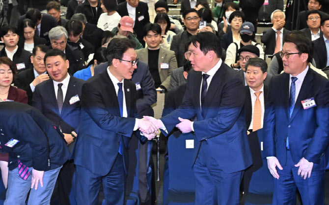 [포토]K국정설명회 악수하는 김민석 총리-최태원 회장