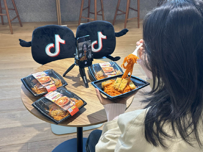 틱톡서 뜬 ‘고추장 버터’…GS25, SNS 레시피 상품화