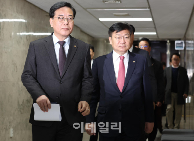 [포토]원내대책회의 참석하는 송언석-정점식