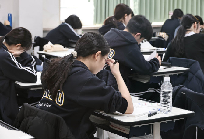 [포토]3월 전국연합학력평가 준비하는 학생들