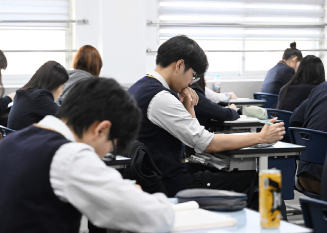 [포토]전국연합학력평가 준비하는 학생들
