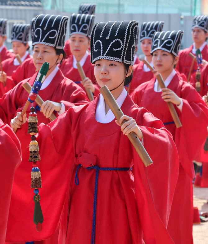 [포토]춘기 석전대제 일무 선보이는 팔일무단