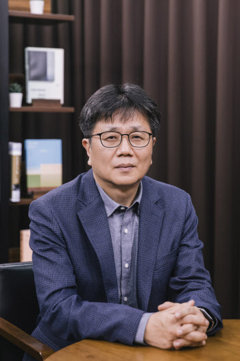 '폭싹' 애순이가 읽던 그 책…"올해 60돌, 굴곡 버텨온 힘은 사람"