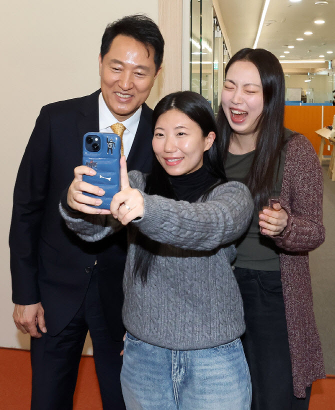 [포토]디자이너들과 기념촬영하는 오세훈 시장