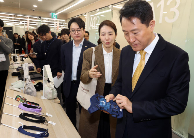 [포토]디자이너 제품 살펴보는 오세훈 서울시장
