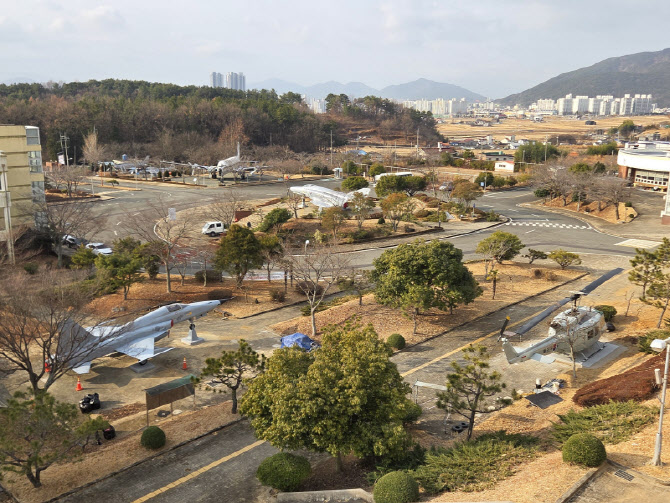 대학 캠퍼스에 등장한 전투기 6대…사천, 우주항공 교육 메카로