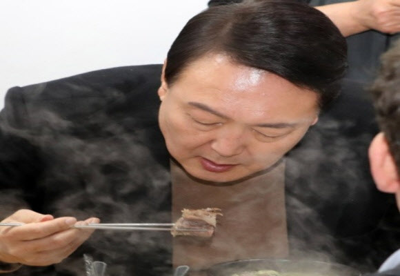 “교도관들, 윤석열 ‘식탐’ 강하고 ‘진상 손님’ 비슷하다고…”