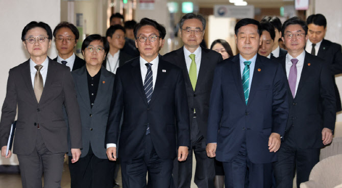 [포토]비상경제 대응체계 관련 브리핑하기 위해 입장하는 김민석 총리와 국무위원들