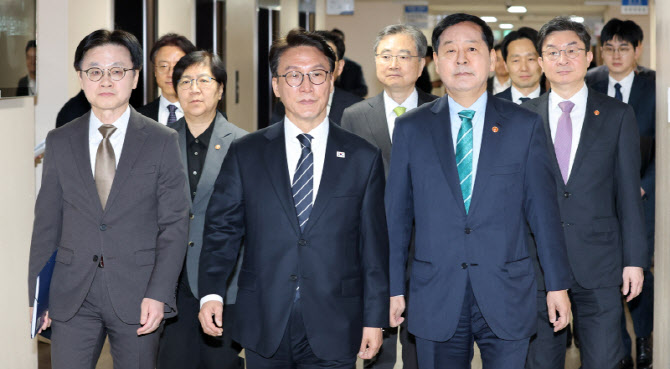 [포토]김민석 국무총리, 비상경제 대응체계 관련 브리핑