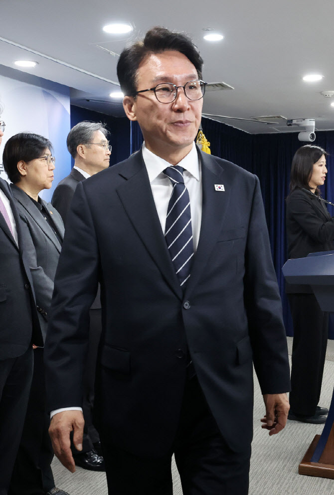 [포토]비상경제 대응체계 관련 브리핑 마친 김민석 총리