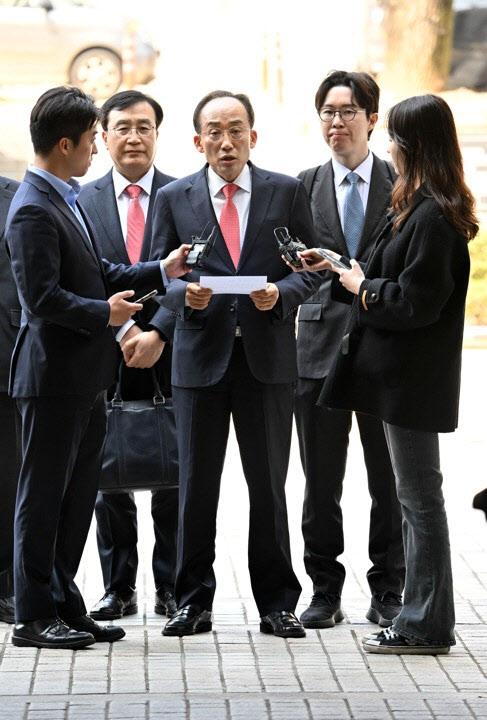 '계엄 해제 방해' 추경호 "터무니없는 정치공작"…첫 공판 출석
