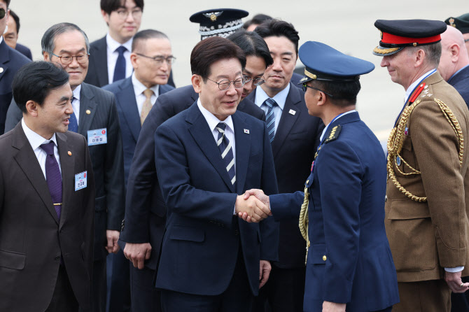 [속보] 李 “KF-21 양산으로 공중까지 자주국방 완성…우리 기술로 평화 수호”