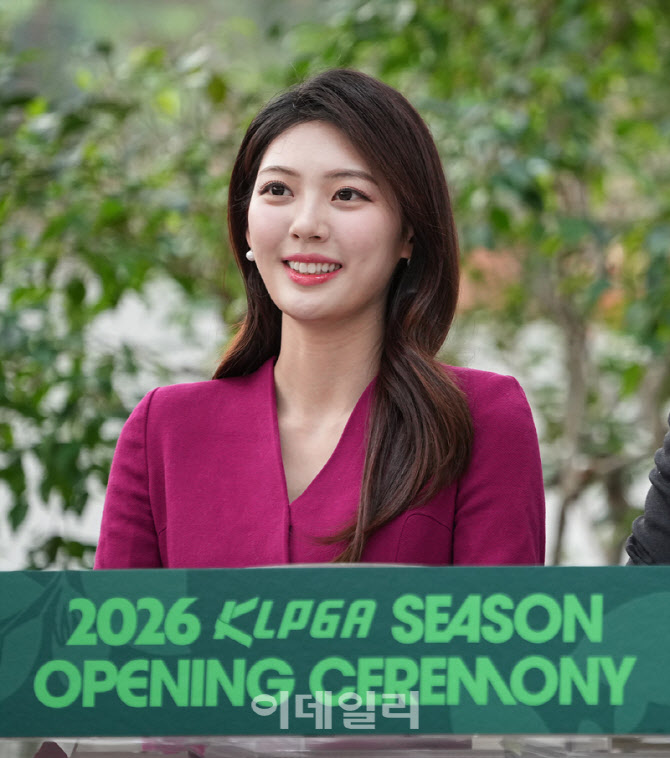 [포토]박주은 아나운서,차분히 기다려요