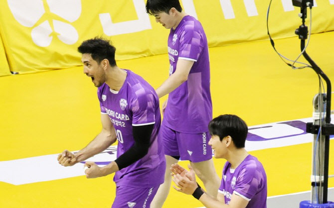 우리카드, KB손해보홈에 완승...남자부 V리그 PO 진출