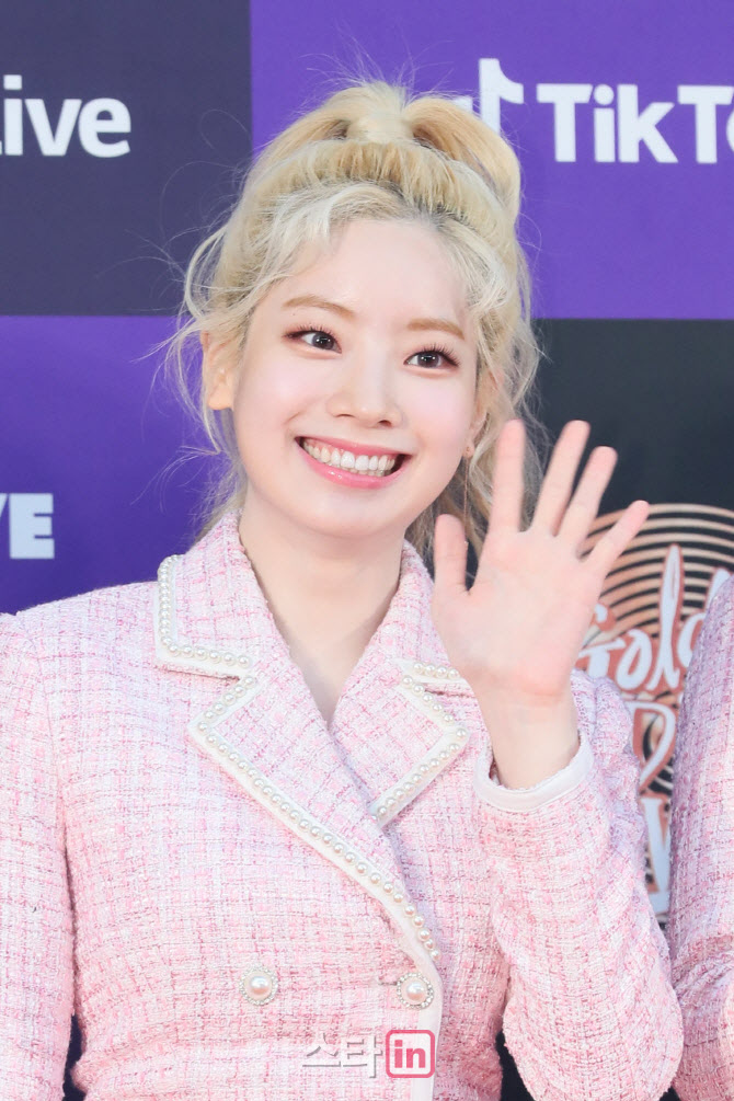 트와이스 다현, 발목 부상 여파로 활동 잠정 중단