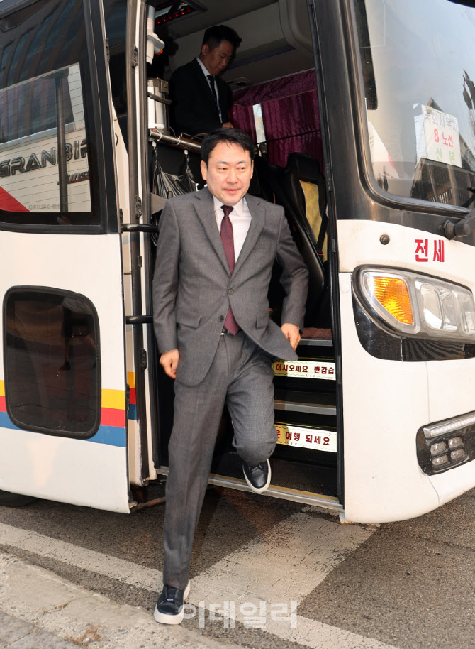 [포토]장동혁, '통근버스 타고 국회 출근'