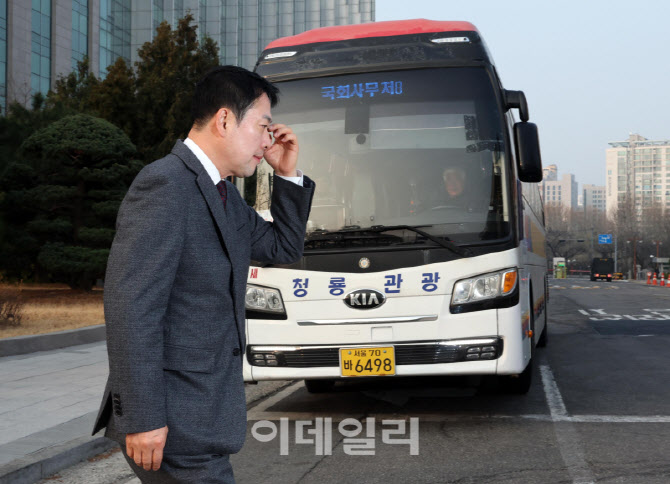 [포토]차량5부제, '통근버스 타고 국회 출근한 장동혁 대표'