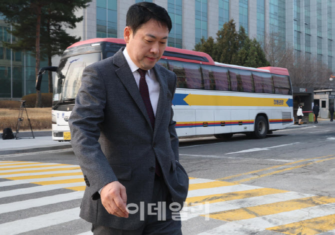 [포토]'국회 통근버스 타고 출근하는 장동혁 대표'