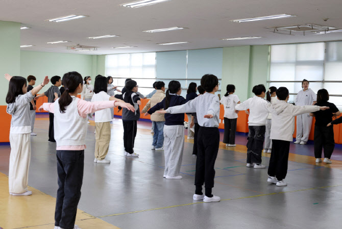 SKB, 교실을 무대로…K팝 댄스로 ‘교육 격차’ 허문다