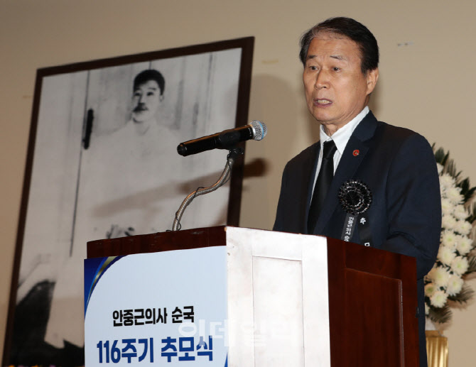 [포토] 권오을 보훈부장관, 안중근 의사 116주기 추모식