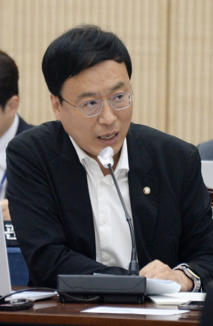‘1회 악성 민원도 교권침해’…교원지위법 개정안, 교육위 통과