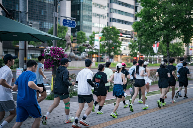 "봄바람에 러닝 붐" 1000만 러너, 이젠 '이것'에 지갑 연다