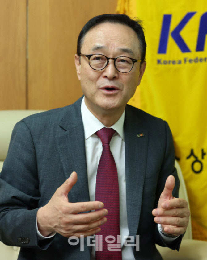 “대형마트 영업시간 늘리는 격…전통시장 사라질 것”