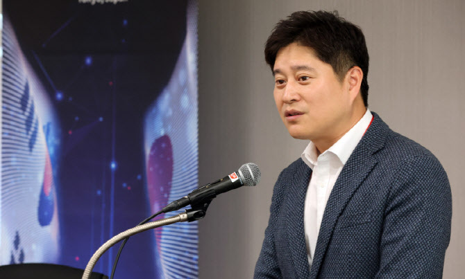 [포토]AI가 여는 디지털 결제 시장의 현재와 미래란 주제로 발표하는 신원근 카카오페이 대표