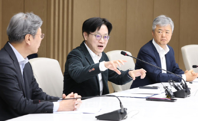 [포토]김정관 장관, '중동전쟁 장기화...경제단체와 긴급 간담회'