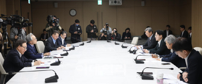 [포토]김정관 장관, '중동전쟁 관련 경제단체 긴급 간담회'