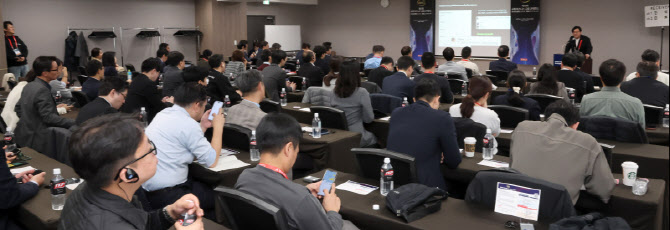 [포토]참가자들로 북적이는 제15회 국제 비즈니스·금융 콘퍼런스