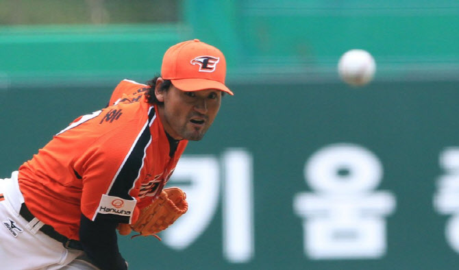 박찬호, 한화 개막전 시구... SSG에는 손종원 셰프 뜬다