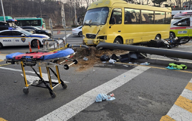 통근버스가 교통섬으로 돌진..2명 중경상